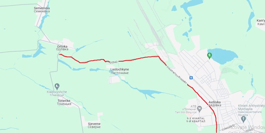 Đây cũng là con đường duy nhất còn lại bảo đảm tiếp tế hậu cần cho các lực lượng Ukraine ở bên trong thành phố. Con đường O0542 xuất phát từ Orlovka, đi qua phía bắc làng Lastochkino vào trong thành phố Avdiivka; đó thực sự là con đường có tính chất “sống còn” đối với thành phố.