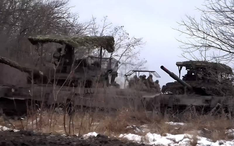 Việc quân Ukraine phải rút khỏi các khu vực ở phía bắc Avdievka trong 24 giờ qua đã được làm rõ. Phía Ukraine cho biết, quân Nga đã chiếm được hồ Blue Lakes trong khu vực Mỏ cát, với chiều sâu 1,3 km dọc theo chiều rộng mặt trận khoảng 2,6 km.