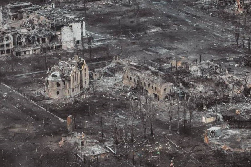 Theo hãng tin Sputnik/Nga, khi bình luận về việc Quân đội Nga kiểm soát Marinka, tờ New York Times thừa nhận sự thất bại của Quân đội Ukraine; nhưng không thừa nhận rằng bước tiến của Quân đội Nga có ý nghĩa lớn: “Giống như Bakhmut, chiến lược của Marinka giá trị bị hạn chế”.