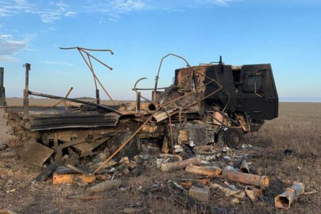 Còn trên hướng mặt trận Donetsk, hai bệ phóng tên lửa phóng loạt HIMARS đã bị phá hủy. Theo phía Nga, Quân đội Ukraine đã lên kế hoạch sử dụng chúng để tấn công tên lửa vào Donetsk trong dịp nghỉ lễ đầu năm mới.