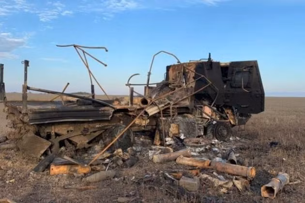 Còn trên hướng mặt trận Donetsk, hai bệ phóng tên lửa phóng loạt HIMARS đã bị phá hủy. Theo phía Nga, Quân đội Ukraine đã lên kế hoạch sử dụng chúng để tấn công tên lửa vào Donetsk trong dịp nghỉ lễ đầu năm mới.