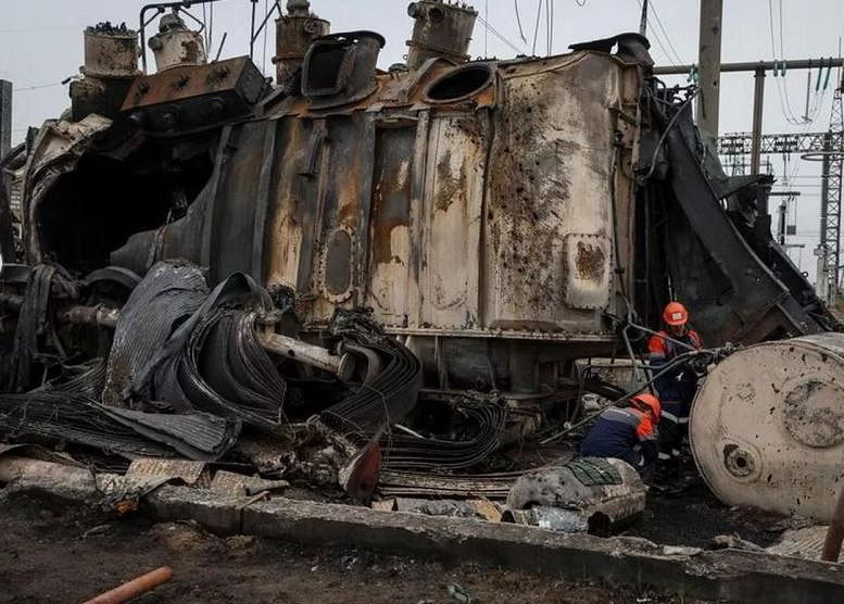 Hiện toàn bộ hoạt động sản xuất năng lượng của Ukraine dựa trên 7 tổ máy điện hạt nhân và 21 trung tâm phân phối lớn và chỉ đủ để đáp ứng nhu cầu sinh hoạt tối thiểu của người dân. Nga sẽ không tấn công các nhà máy điện hạt nhân, nhưng kinh nghiệm năm ngoái cho thấy, các trạm biến áp lớn không thể bị vô hiệu hóa chỉ bằng một đòn tấn công. 