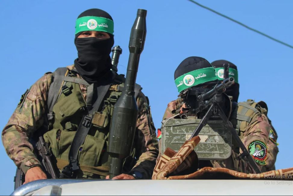 Rất nhiều người trong số lực lượng đổ bộ bằng dù lượn đã bị bắn hạ, vì họ sử dụng những chiếc dù rất đơn giản và không có khả năng phòng thủ. Thông tin cho biết, quân đội Israel đã tiêu diệt khoảng 1.500 chiến binh Hamas và thi thể của họ được tìm thấy trên khắp các khu vực biên giới giữa Dải Gaza với Israel. 