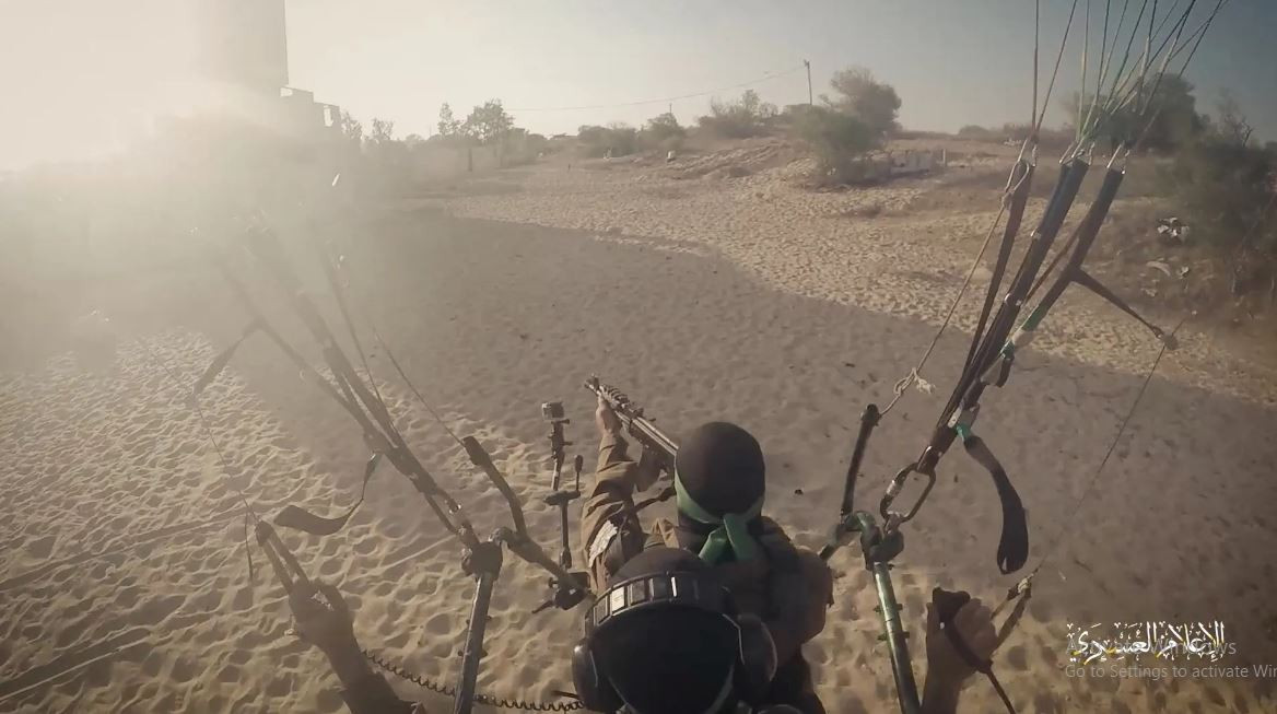 Theo hãng tin AFP của Pháp, trong cuộc xung đột giữa Hamas và Israel đang diễn ra, Hamas đã lên kế hoạch cẩn thận cho một chiến dịch đột phá vào lãnh thổ Israel; 1.500 chiến binh "đội tử thần" Hamas sử dụng dù lượn và mô tô, được trang bị AK47 và hỏa lực hạng nhẹ, thực hiện chiến dịch đột kích nhanh.