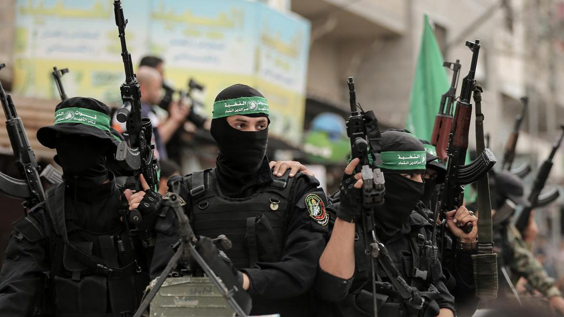 Mỗi nhóm chiến binh của Hamas sẽ đeo mặt nạ đen và đội khăn màu xanh lá cây trước khi ra trận. Họ tin rằng điều này sẽ mang lại cho họ sức mạnh và khả năng đương đầu tốt hơn với những khó khăn, thử thách trong chiến đấu. Trang phục như vậy đã trở thành biểu tượng của các chiến binh Hamas và là biểu tượng cho cuộc chiến chống lại Israel của họ.