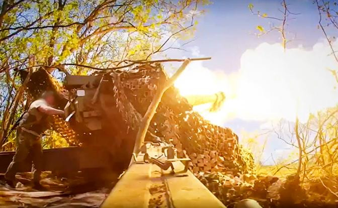 Các kênh truyền thông thân Nga thì cho biết, bất chấp những thiệt hại, Quân đội Ukraine vẫn tổ chức các hoạt động tiến công tại hướng nam Bakhmut. Còn các hoạt động phản công và ngăn chặn của Nga, chủ yếu dựa vào hỏa lực pháo binh và không quân.