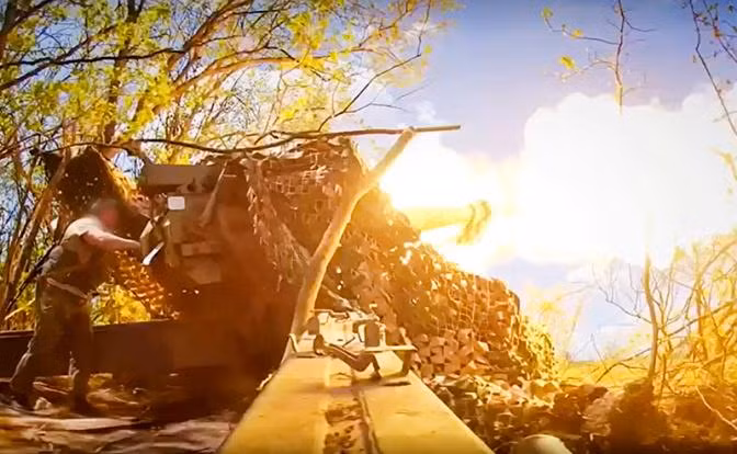 Các kênh truyền thông thân Nga thì cho biết, bất chấp những thiệt hại, Quân đội Ukraine vẫn tổ chức các hoạt động tiến công tại hướng nam Bakhmut. Còn các hoạt động phản công và ngăn chặn của Nga, chủ yếu dựa vào hỏa lực pháo binh và không quân.