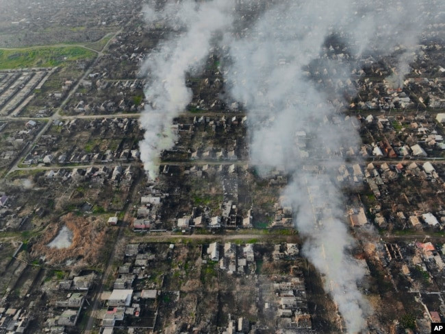 Nếu quân Nga vẫn chọn cách xung phong vào tòa nhà để chiến đấu với quân đội Ukraine như trước, họ chắc chắn sẽ phải trả giá đắt và có thể không chiếm được trận địa phòng ngự của quân Ukraine. Nhưng chiến thuật “công phá” thì khác, ít công trình nào chịu được pháo kích ở cự ly gần như vậy.