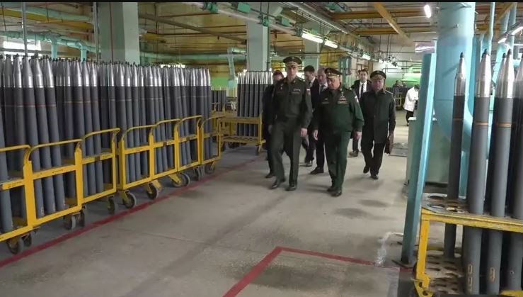 Các lực lượng tác chiến nói trên của quân đội Nga không chỉ tiêu tốn hàng chục nghìn tấn đạn pháo, rocket mà còn sử dụng hơn 4.000 tên lửa có độ chính xác cao; bao gồm tên lửa phóng từ trên không, tên lửa hành trình, tên lửa chiến thuật, nhưng chiến trường Bakhmut vẫn đứng vững. 