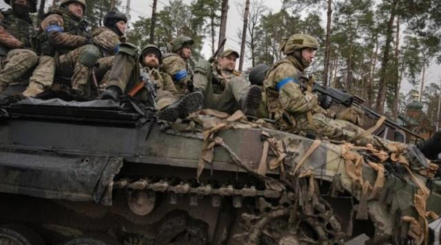 Do có rất nhiều người lớn tuổi bị huy động nhập ngũ, nên thể lực cũng như ý chí chiến đấu của họ rất yếu, không muốn liều mạng chiến đấu. Ukraine muốn chiêu mộ binh sĩ từ người tị nạn, nhưng hiệu quả không đạt yêu cầu và về cơ bản không có tác dụng. Tình trạng khó khăn mà Ukraine phải đối mặt là căn bản và khó thay đổi chỉ bằng một số viện trợ đơn giản.