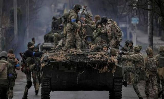 Mặc dù Tổng thống Zelensky vẫn tiếp tục huy động quân số ở quy mô lớn và việc điều động vẫn đang diễn ra, thậm chí người đứng đầu bộ phận tuyển quân còn được thay đổi, nhưng vấn đề thiếu quân vẫn không hề thuyên giảm. 