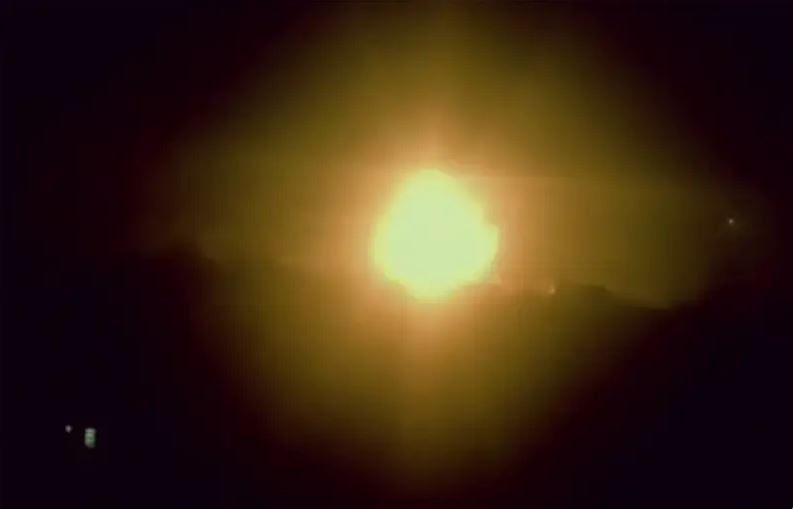 Hãng tin Tân Hoa Xã của Trung Quốc đưa tin, vào khoảng 5 giờ sáng ngày 15/2, còi báo động phòng không vang lên khắp Ukraine, điều này chứng tỏ cuộc không kích của Quân đội Nga đã được phát động vào lúc 5 giờ sáng ngày hôm đó. Phía Ukraine cũng đã xác nhận cuộc không kích bằng tên lửa của Nga.