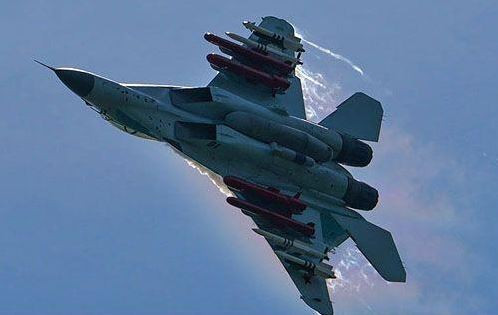 Các chuyên gia phương Tây đánh giá khả năng cơ động của MiG-35 ở mức “A”; tức là nó có khả năng “siêu cơ động”. MiG-35 có thể thực hiện các nhiệm vụ ở các góc tấn công “siêu tới hạn” mà không gặp bất kỳ sự cố nào ở mức quá tải G, cũng như góc nghiêng ở mức độ cao. 