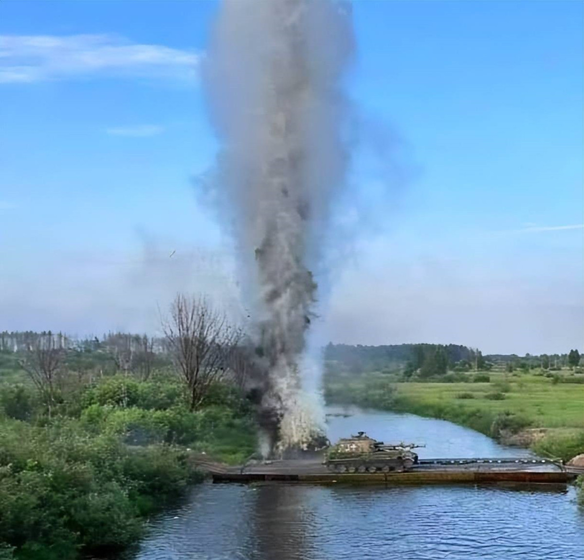 Quân Ukraine vượt sông Dnieper, Nga tung pháo binh bắn chặn - Hình 4 Quan Ukraine vuot song Dnieper, Nga tung phao binh ban chan-Hinh-4