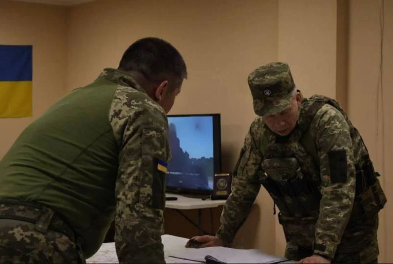 Tại sở chỉ huy tiền phương của Ukraine tại Dnipro có mặt gần như tất cả các chỉ huy hàng đầu của quân đội Ukraine, đều tập trung vì một việc, đó là phát động đợt phản công thứ hai. Đợt phản công đầu tiên Ukraine chỉ tràn ngập được 8 ngôi làng, sau đó họ bị nhấn chìm trong những bãi mìn của quân đội Nga.