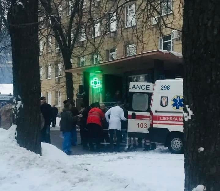 Những thương binh và xác của các quân nhân Ukraine, đầu tiên được đưa đến một bệnh viện địa phương; qua những hình ảnh, hiện vẫn chưa thể đánh giá số lượng của những người thiệt mạng.