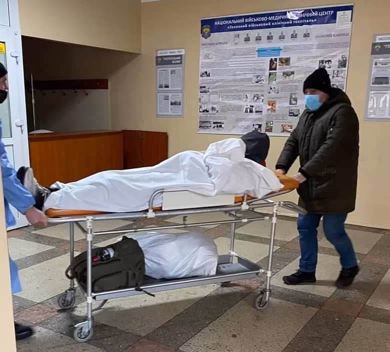 Các chuyên gia lưu ý rằng, Kiev đang cố tình che giấu những tổn thất của mình ở Donbass, vì họ lo ngại rằng, điều này không chỉ dẫn đến việc binh lính quân đội Ukraine đào ngũ hàng loạt, mà còn có thể dẫn đến một cuộc đảo chính quân sự ở nước này.