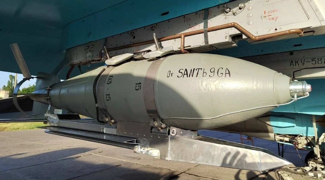 Với loại bom mới, Không quân Nga có thể tấn công bất kỳ vị trí nào ở tỉnh Kharkov. Quả bom này mạnh gấp 2 lần bom FAB-250 và do được nâng cấp, nên có khả năng bay xa tới 80 km, đó là lý do tại sao còi báo động vang lên liên tục tại Kharkov. Sinegubov nói trong một tin nhắn video. 