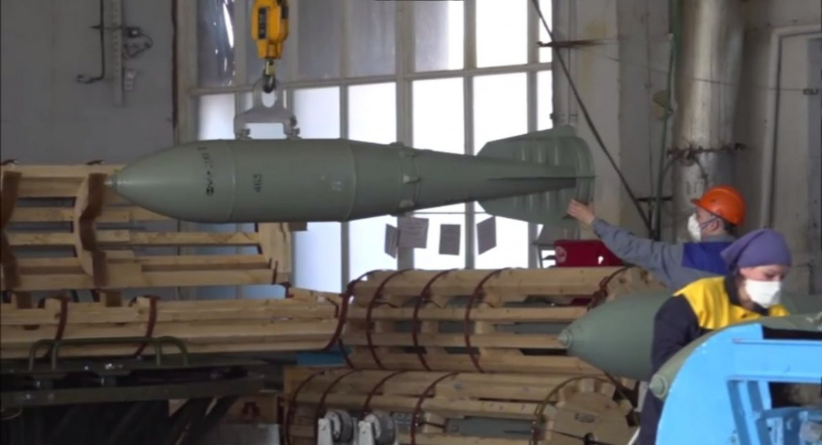 Người ta có thể suy ra rằng, việc tích hợp bom FAB-500T với mô-đun cánh lượn UMPK, được thúc đẩy bởi yêu cầu về một quả bom có tầm bay mở rộng hơn nữa. Sự điều chỉnh này nhằm mục đích tạo điều kiện cho các cuộc tấn công hiệu quả hơn vào lãnh thổ Ukraine, so với FAB-500M62 tiêu chuẩn, được ghép nối với cùng một loại mô-đun.