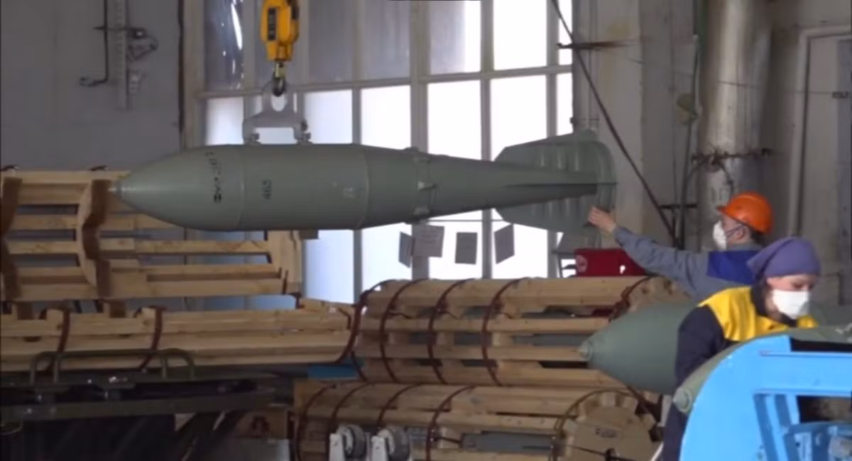 Người ta có thể suy ra rằng, việc tích hợp bom FAB-500T với mô-đun cánh lượn UMPK, được thúc đẩy bởi yêu cầu về một quả bom có tầm bay mở rộng hơn nữa. Sự điều chỉnh này nhằm mục đích tạo điều kiện cho các cuộc tấn công hiệu quả hơn vào lãnh thổ Ukraine, so với FAB-500M62 tiêu chuẩn, được ghép nối với cùng một loại mô-đun.