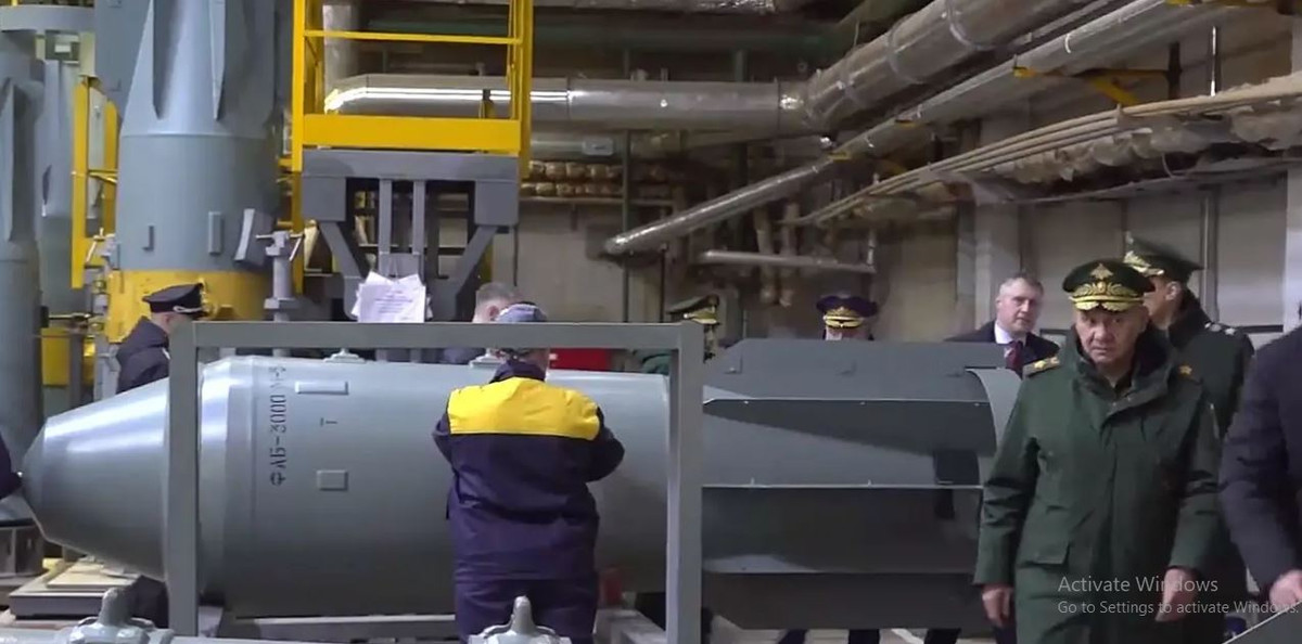 Bộ Quốc phòng Nga, dưới sự chỉ đạo của nguyên Bộ trưởng Quốc phòng Sergei Shoigu, đã tiếp tục sản xuất bom FAB-500T, được nêu bật trong đoạn video công bố vào tháng 3/2024. Động thái này cho thấy nỗ lực có chủ đích của Nga, nhằm trẻ hóa hoạt động sản xuất bom, chứ không chỉ có tận dụng bom từ thời Liên Xô.