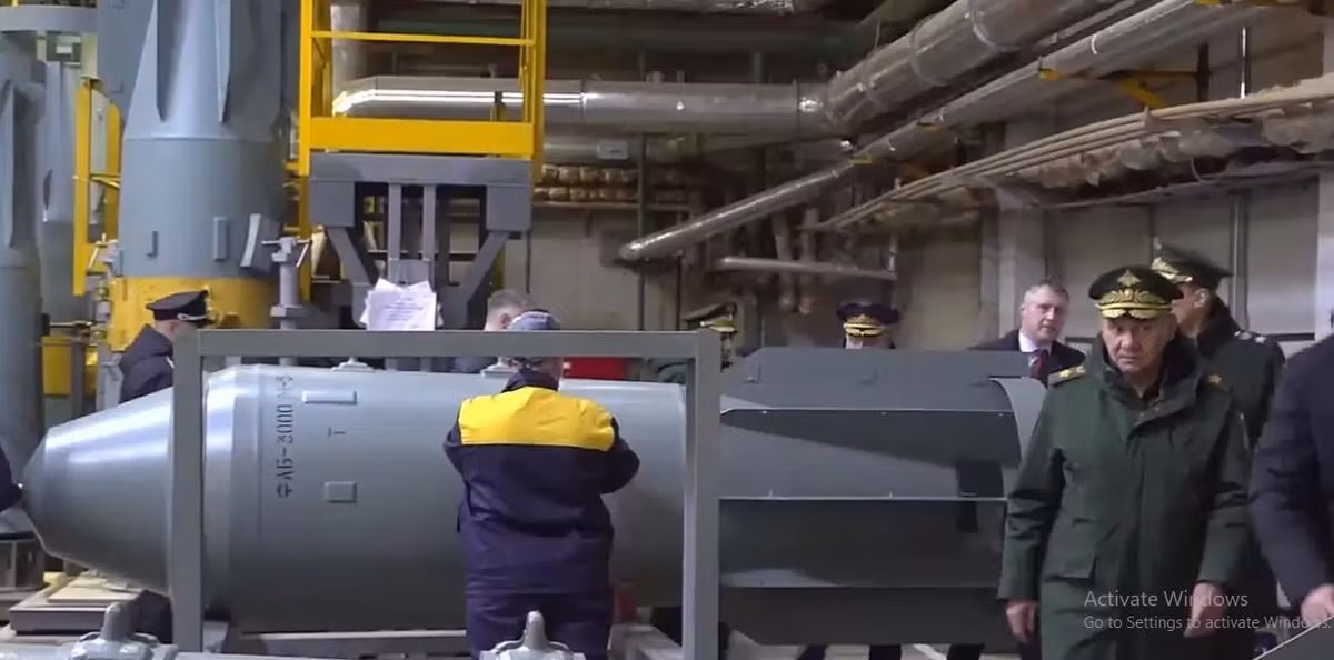 Bộ Quốc phòng Nga, dưới sự chỉ đạo của nguyên Bộ trưởng Quốc phòng Sergei Shoigu, đã tiếp tục sản xuất bom FAB-500T, được nêu bật trong đoạn video công bố vào tháng 3/2024. Động thái này cho thấy nỗ lực có chủ đích của Nga, nhằm trẻ hóa hoạt động sản xuất bom, chứ không chỉ có tận dụng bom từ thời Liên Xô.