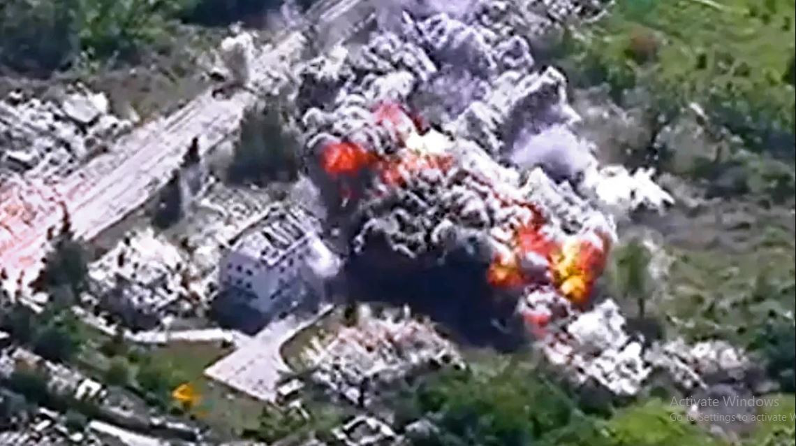 Đoạn video xuất hiện hôm 30/6 cho thấy, việc sử dụng bom lượn có điều khiển nặng ba tấn vào một khu vực tập trung quân tạm thời của Ukraine gần làng Slobozhanskoye, chỉ cách Kharkov 30 km. Có thể bom FAB-3000 sẽ sớm có tầm bay ngang bằng với các loại bom có trọng lượng nhỏ hơn và sẽ là mối đe dọa mới cho lực lượng Ukraine. (Nguồn ảnh: Topwar, Wikipedia, en.defence-ua).