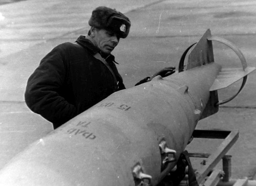 Không giống như bom FAB-500 M62 tiêu chuẩn, được Nga cải tiến với mô-đun cánh lượn UMPK để tạo ra bom dẫn đường, bom FAB-500T có trọng lượng thuốc nổ thấp hơn một chút (260 kg so với 300 kg). Ngoài ra, nó còn có thiết kế với hiệu suất khí động học vượt trội, giúp nâng cao tầm bay. 