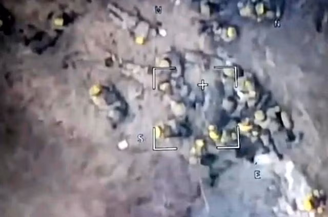 Trong đoạn phim được quay bằng UAV trinh sát của Nga, một lượng lớn quân Ukraine bị tấn công tập trung chỉ cách biên giới vài trăm mét, binh sĩ chết và bị thương nằm rải rác trên mặt đất. Hơn nữa, những lính bộ binh Ukraine này đều đeo thắt lưng màu vàng, nên rất dễ bị nhận dạng dưới ống kính máy quay của UAV. 