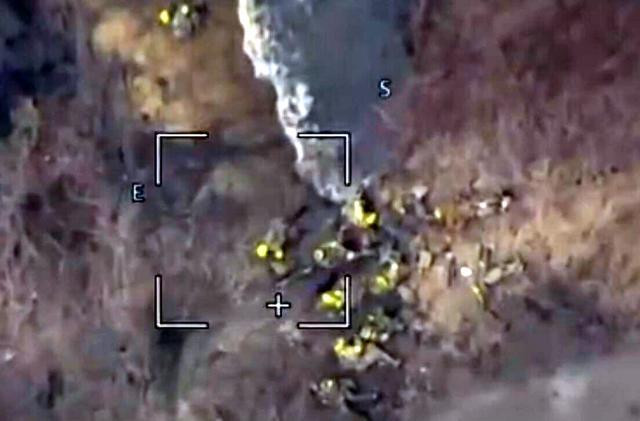 Cảnh tượng tấn công tập trung kiểu tự sát tập thể như vậy, thực tế rất hiếm thấy trên chiến trường chính, có thể thấy lần này quân Ukraine đã nhận được lệnh liều chết, phải lao về phía lãnh thổ Nga và chiếm một khu làng để cắm cờ, nhằm tuyên tuyền. 