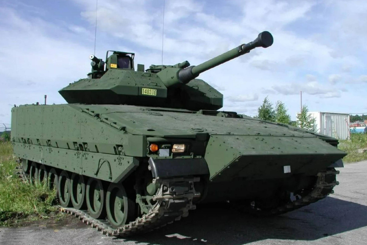 Dòng xe chiến đấu bộ binh CV90 của Thụy Điển được coi là mẫu xe chiến đấu bộ binh cao cấp. Nó có tổng trọng lượng chiến đấu 22,6 tấn, được trang bị tháp pháo dành cho hai người và có thể chứa 8 người trong khoang hành khách. Giáp của CV90 tương đối dày, mặt trước được bảo vệ bằng giáp góc nghiêng lớn, cho khả năng bảo vệ tốt hơn. 