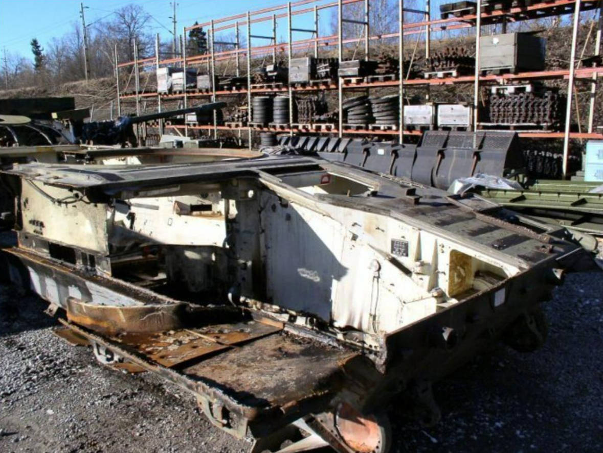 Qua những hình ảnh chiếc CV90 được tháo ra, có thể thấy vỏ giáp của xe cũng là “một chiếc bánh bao vỏ mỏng”. Nếu muốn tăng cường khả năng bảo vệ, chỉ có thể lắp thêm giáp. Nhưng việc bổ sung thêm giáp sẽ tăng trọng lượng, và ngay lập tức làm tăng gánh nặng cho động cơ, hệ thống truyền động, hệ thống treo; đây là một vấn đề nan giải. 