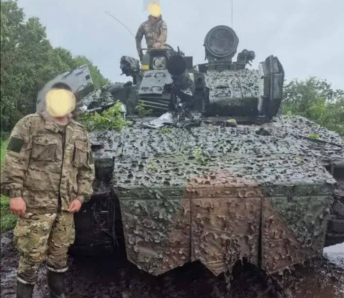 Nhiều người cho rằng CV90-40C, một loại xe chiến đấu bộ binh hạng nặng có ngoại hình to lớn, trông “rất yên tâm” và có sức mạnh bảo vệ ngang ngửa của một chiếc xe tăng. Trên thực tế, đây chỉ là sự ngộ nhận, vì so với xe tăng, lớp giáp bảo vệ của tất cả các loại xe chiến đấu bộ binh bọc thép đều mỏng hơn nhiều. 