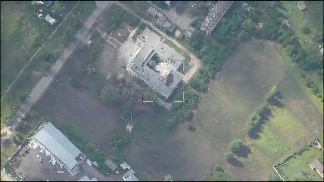 Tính năng này nêu bật những ưu điểm về mặt chiến thuật khi sử dụng bom FAB-3000 với mô-đun UMPK, đó là độ chính xác cao, lực phóng mạnh và khả năng bắn trúng mục tiêu ở khoảng cách đáng kể.