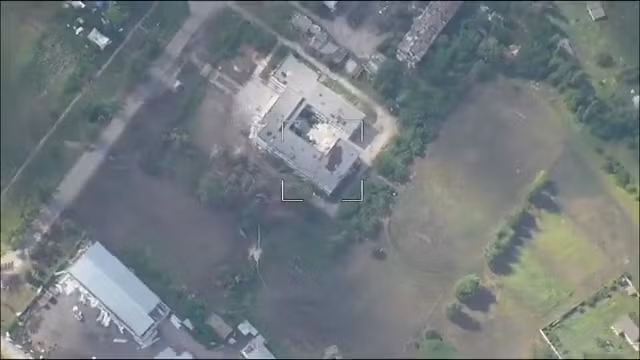 Tính năng này nêu bật những ưu điểm về mặt chiến thuật khi sử dụng bom FAB-3000 với mô-đun UMPK, đó là độ chính xác cao, lực phóng mạnh và khả năng bắn trúng mục tiêu ở khoảng cách đáng kể.