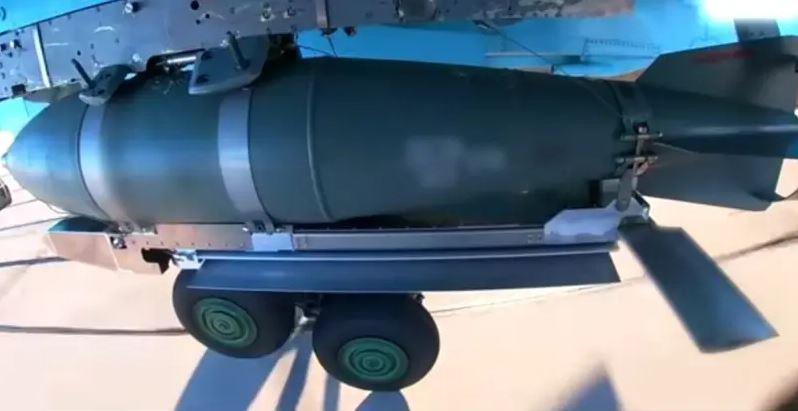 Việc sử dụng bom FAB-3000 với mô-đun UMPK có tầm quan trọng chiến lược quan trọng đối với Quân đội Nga trong cuộc xung đột hiện nay. Thứ nhất, điều này thể hiện trình độ phát triển công nghệ cao của Lực lượng Không quân chiến thuật Nga, khi tấn công các mục tiêu quan trọng với rủi ro tối thiểu cho máy bay ném bom.