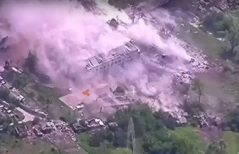 Thứ hai, việc sử dụng loại bom phá mạnh như vậy có thể gây ảnh hưởng tâm lý đáng kể đối với binh lính Ukraine. Một màn phô diễn sức mạnh và khả năng của Quân đội Nga, có thể khiến đối phương mất tinh thần, cũng như củng cố vị thế của Nga trên trường quốc tế. 