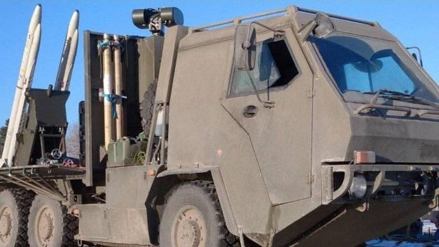 Để đáp ứng yêu cầu này, Anh đã cung cấp cho Ukraine hệ thống phòng không mới nhất, được phát triển đặc biệt cho Ukraine trong đơn đặt hàng hỗ trợ viện trợ lớn cách đây nửa tháng. Đó là hệ thống phòng không tầm ngắn AIM-132 ASRAAM, được trang bị khung gầm cơ động cao Supacat HMT của Anh.