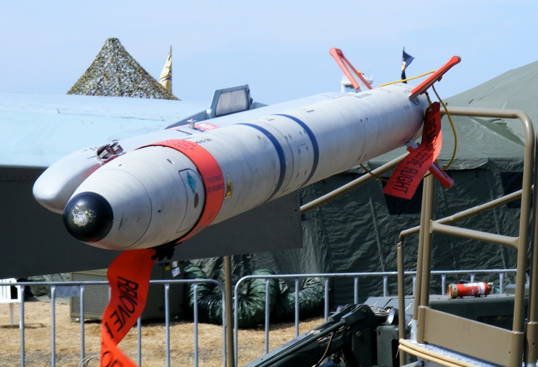 Sidewinder AIM-9X có chiều dài 2,9 m, đường kính thân 166 mm và sải cánh đuôi 455 mm. Phạm vi phóng không đối không của tên lửa được công bố là hơn 25 km; nhưng trong một số phiên bản cải tiến, tầm bắn tối đa có thể tới 50 km.