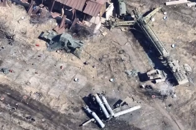 Nhưng trên thực tế trong đêm trước đó, tàu chiến Nga tại Biển Đen, đã phóng tên lửa hành trình Calibre, phá hủy 4 bệ phóng của hệ thống tên lửa phòng không S-300 và 25 nhân viên trong nhà kho, ở phía nam khu đô thị Dnepr.