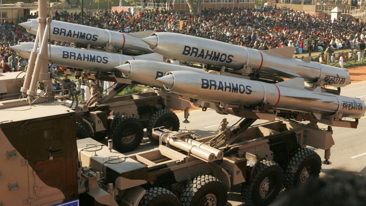 Những phiên bản tên lửa hành trình BrahMos đầu tiên, được phát triển cho hải quân và lục quân của Ấn Độ, trước khi một biến thể phóng trên không hoàn thành việc phát triển; và chỉ có duy nhất loại chiến đấu cơ Su-30MKI, phóng được loại tên lửa này.