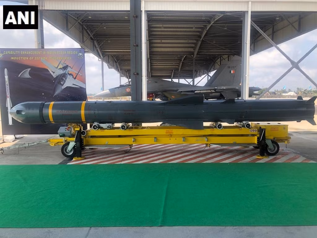 Máy bay chiến đấu Su-30MKI, với bán kính chiến đấu gần 1.500 km mà không cần tiếp nhiên liệu trên không, kết hợp với tên lửa BrahMos tầm bắn 450 km là một tổ hợp vũ khí tấn công đáng gờm.