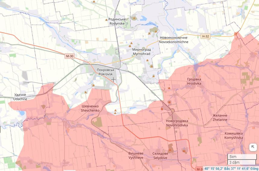 Thứ tư, RFAF đã hình thành thế bao vây ba mặt tại Pokrovsk. Hiện tại, quân Nga đã tiến tới tuyến đường Pokrovsk-Kostiantynivka ở phía đông. Về phía tây, họ chỉ cách đường cao tốc Pokrovsk-Dnipro khoảng 4 km. 