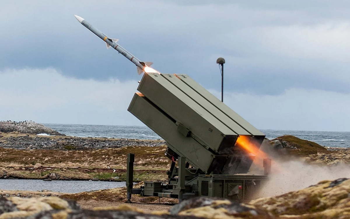 Tuy nhiên, lần này, quân đội Ukraine đã bí mật điều động dàn tên lửa phòng không NASAMS mà Mỹ mới viện trợ, trước đó được bố trí bảo vệ thủ đô Kiev đến chiến trường Bakhmut và hành động này của Quân đội Ukraine hoàn toàn gây bất ngờ cho Không quân Nga. 