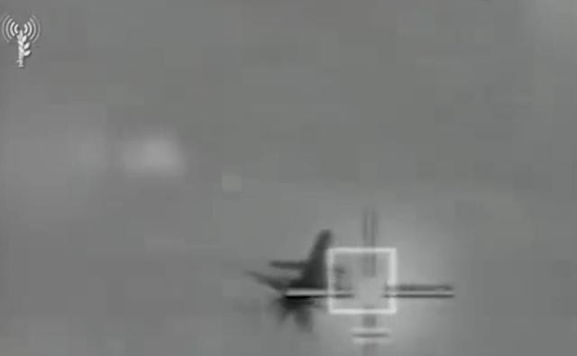 Vì vậy, nếu không có sự phối hợp từ trước, khi UAV tự sát và tên lửa này tới gần Israel theo từng đợt riêng lẻ, sẽ dễ dàng bị đánh bại. Có thể thấy trong bản tin do Israel công bố cho biết, máy bay chiến đấu của Israel khi đó “đang bận” bắn hạ tên lửa hành trình và UAV tự sát gần như cùng lúc.