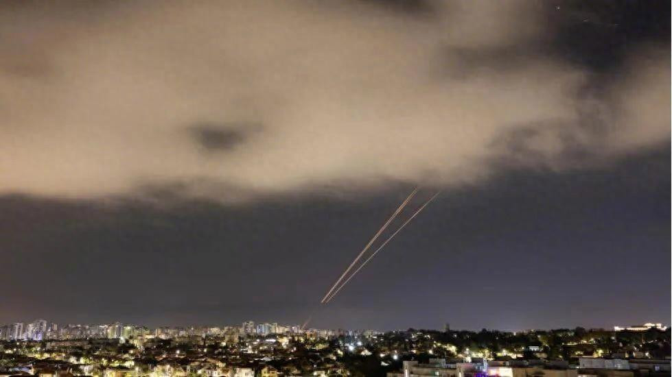 Ngay sau thời điểm cảnh báo của các cơ quan tình báo phương Tây về cuộc tấn công có thể của Iran vào Israel, thì vào đêm khuya ngày 13, rạng sáng ngày 14/4, Iran bắt đầu sử dụng UAV tự sát và tên lửa, tiến hành các cuộc không kích quy mô lớn nhằm vào Israel.