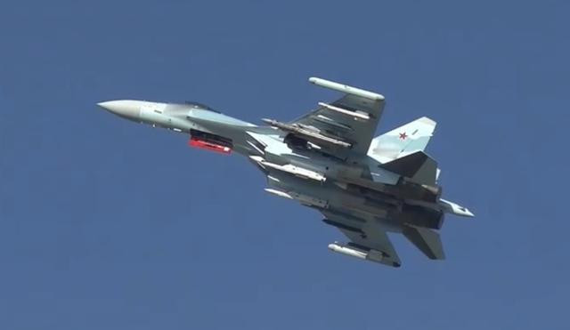Trong ảnh, tiêm kích Su-35S gắn 2 tên lửa không đối không tầm xa R-37M ở giữa cửa hút gió của thân máy bay; 2 tên lửa tầm trung R-77 gắn dưới cửa hút gió. Các giá treo dưới cánh được gắn 2 tên lửa tầm ngắn, dẫn đường bằng hồng ngoại R-73. Ảnh: FI.