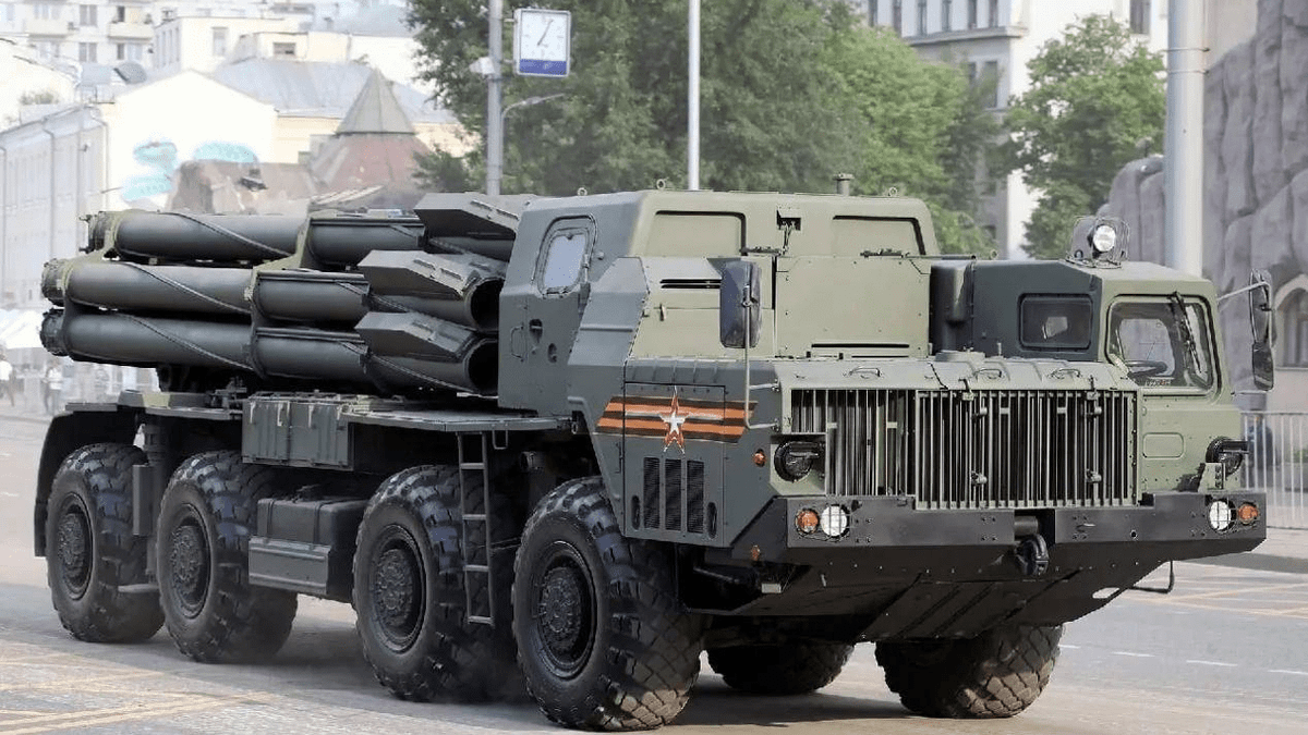 Để đáp lại, Quân đội Nga cũng “chào sân” loại vũ khí "đại sát thủ" như pháo phản lực phóng loạt có điều khiển "Tornado-S"; đồng thời tập hợp hàng trăm chiến xa và xe tăng. Ngoài ra Quân đội Nga còn sở hữu những loại đạn mạnh như đạn chùm, có khả năng chống bộ binh lộ rất hiệu quả.