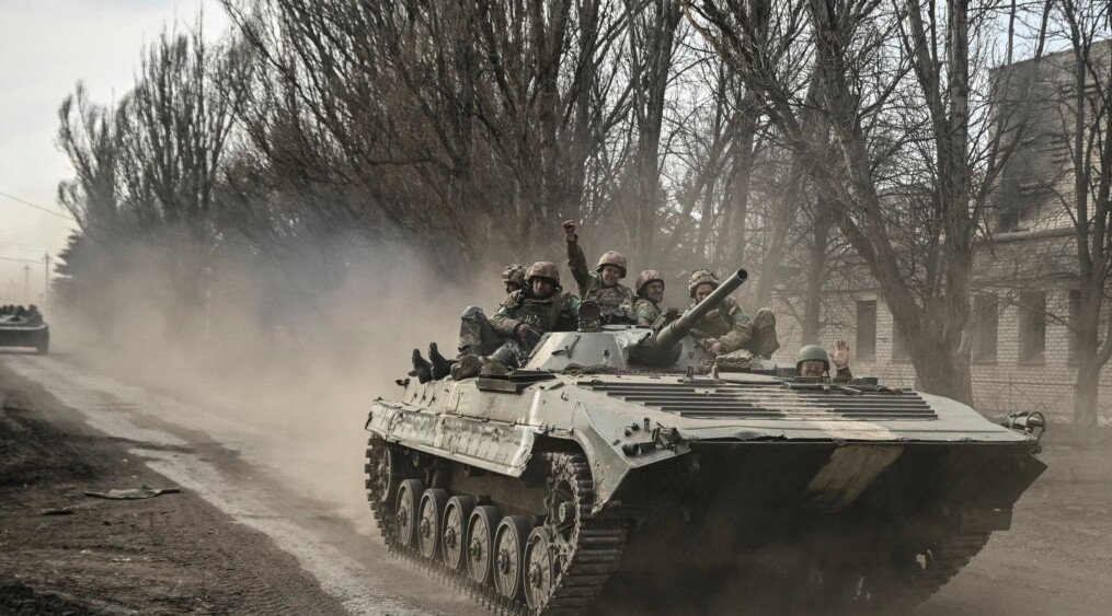 Tướng Sersky cũng cho biết, hiện Quân đội Ukraine đã tập trung với lực lượng lớn ở Bakhmut bao gồm Lữ đoàn pháo binh 24, Lữ đoàn dù 80 và các Lữ đoàn bộ binh 90, 10, 57 và 5. Tổng quân số Ukraine xung quanh Bakhmut tại Seversk, Slavyansk, Kramatorsk, Druzhkovka, Konstantinovka và Chasovyar là hơn 80.000 quân. 