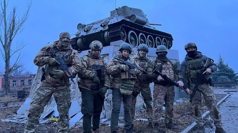 Vậy hướng phản công chủ yếu của Quân đội Ukraine sẽ là ở đâu? Theo thông tin từ tờ “Bình luận quân sự” của Nga vào ngày 24/3, sau khi Tổng thống Ukraine Zelensky thị sát Bakhmut, Tướng Sersky cho biết, trong cuộc chiến kéo dài ở Bakhmut, những người lính đánh thuê Wagner của Nga đã mất một phần đáng kể quân số và đang “hụt hơi”.